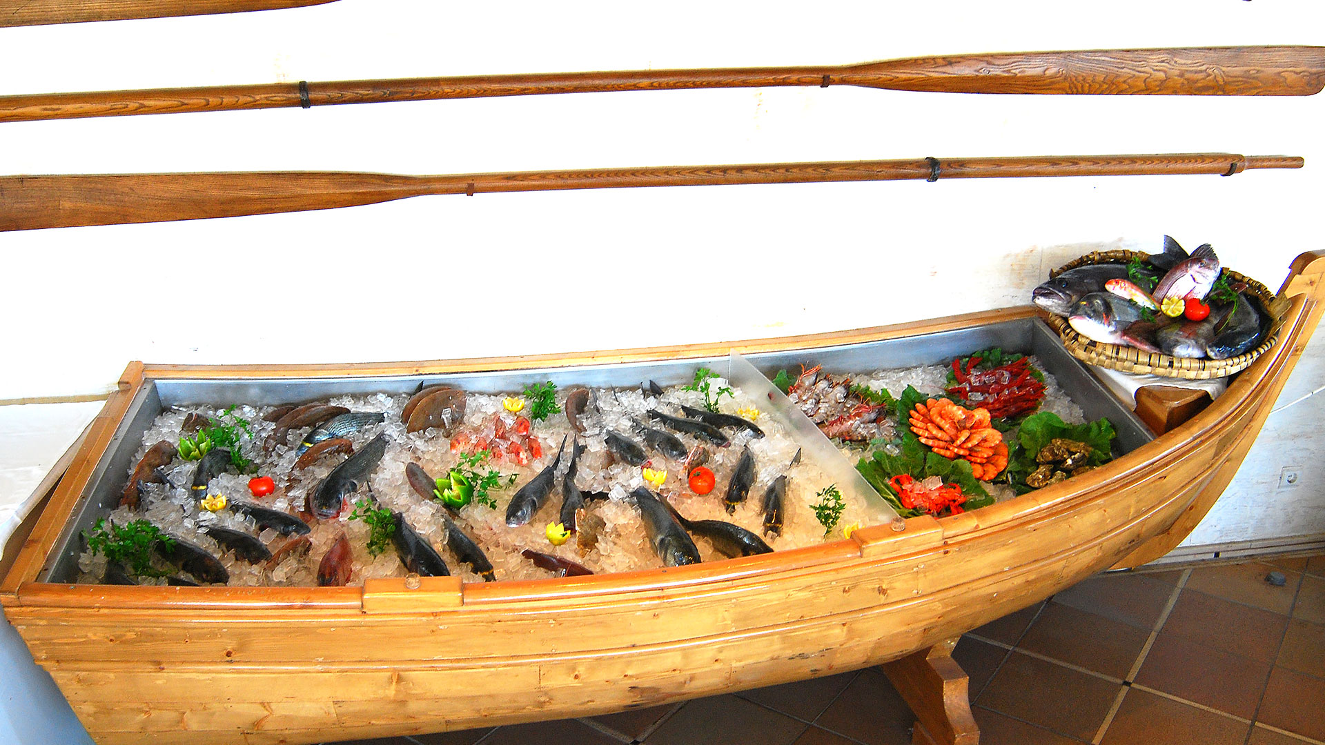 O mundialmente famoso peixe e marisco no barco frigorífico